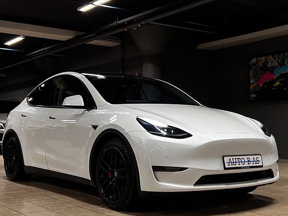 Tesla Model Y 7 of 30