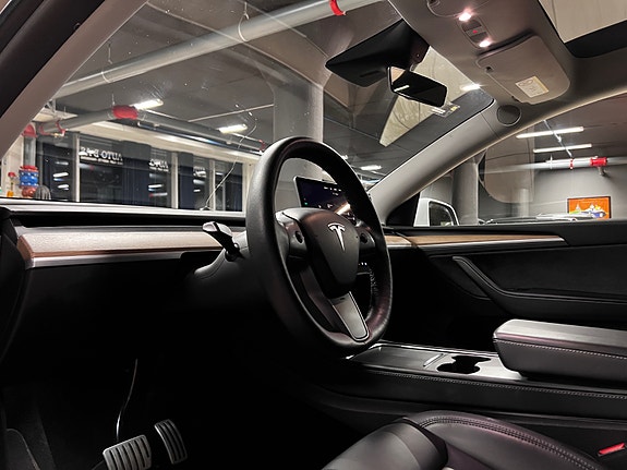 Tesla Model Y 13 of 30