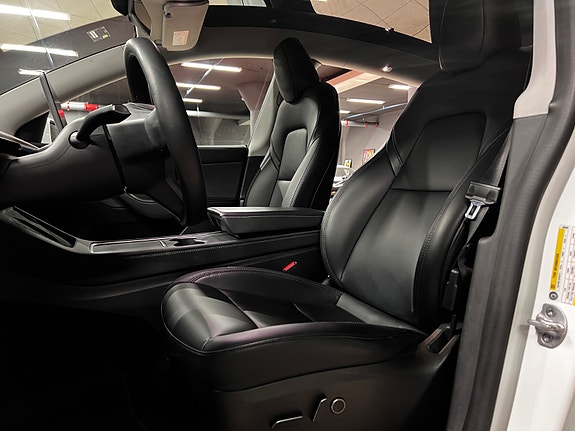 Tesla Model Y 14 of 30