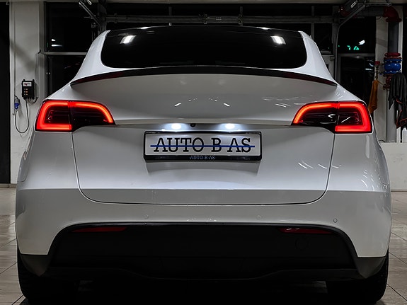 Tesla Model Y 4 of 30