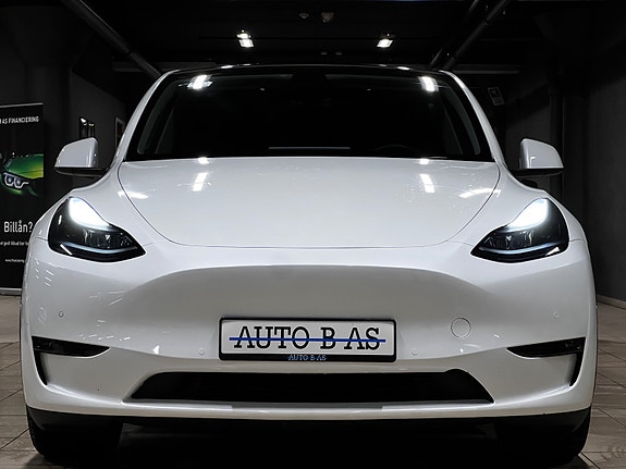 Tesla Model Y 8 of 30