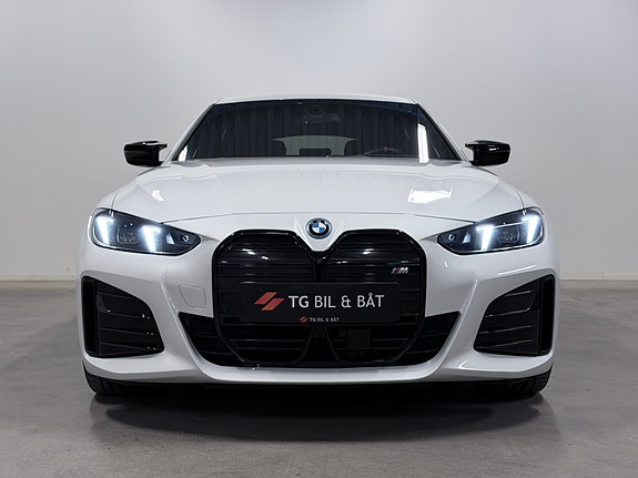 BMW i4 3 of 30