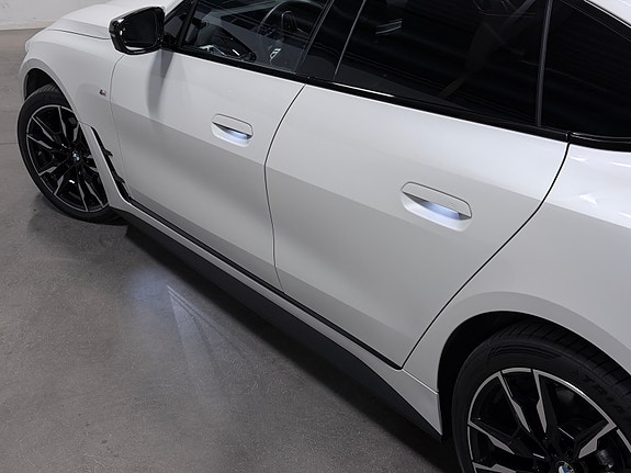 BMW i4 9 of 30