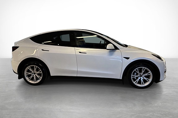Tesla Model Y 4 of 30