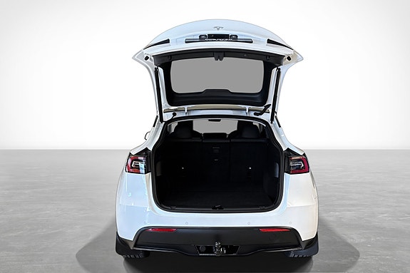 Tesla Model Y 28 of 30