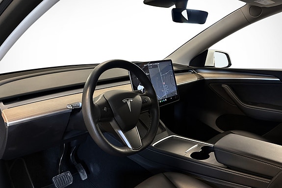 Tesla Model Y 12 of 30