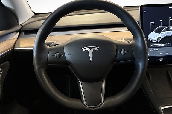 Tesla Model Y 16 of 30