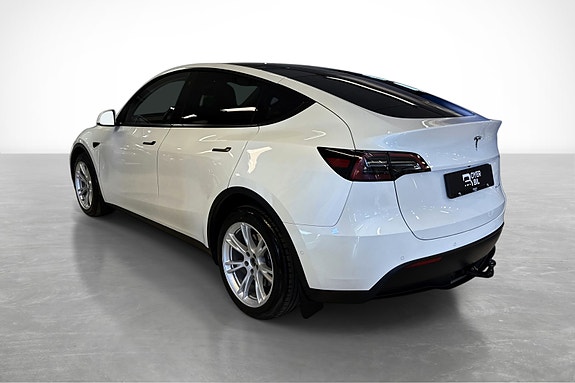 Tesla Model Y 7 of 30