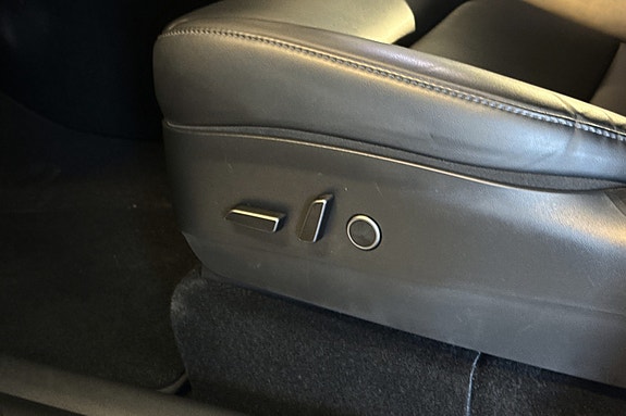 Tesla Model Y 18 of 30