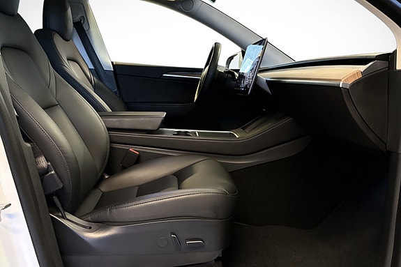 Tesla Model Y 27 of 30