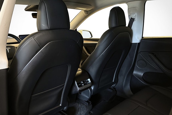 Tesla Model Y 14 of 30