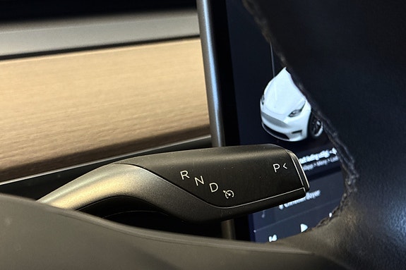 Tesla Model Y 17 of 30