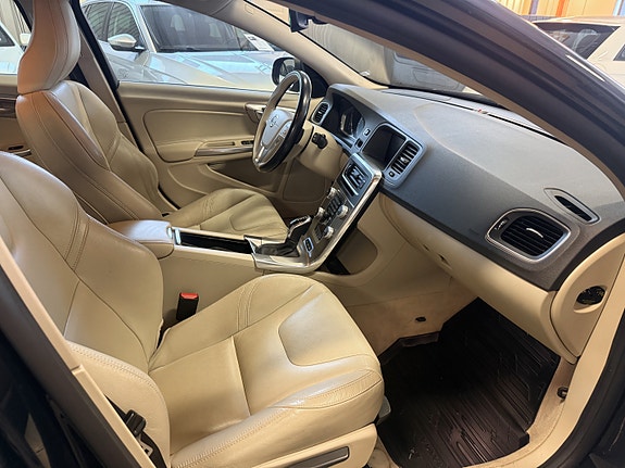 Volvo V60 26 of 30