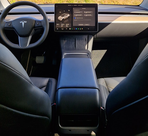 Tesla Model Y 15 of 20