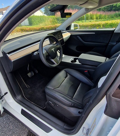 Tesla Model Y 7 of 20