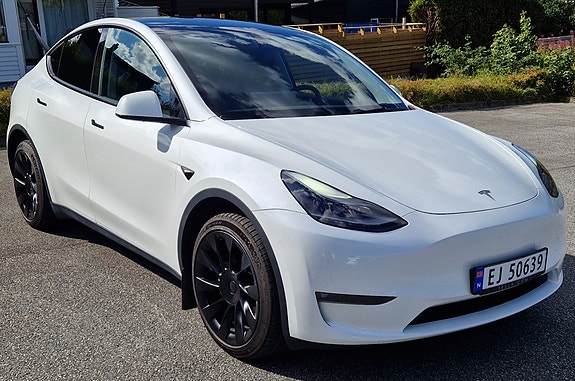 Tesla Model Y 3 of 20