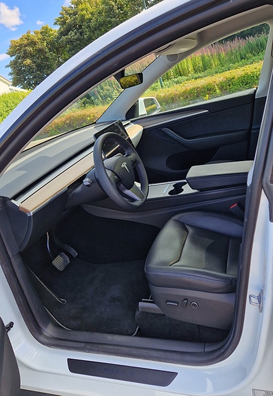 Tesla Model Y 13 of 20