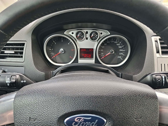Ford Kuga 15 of 18