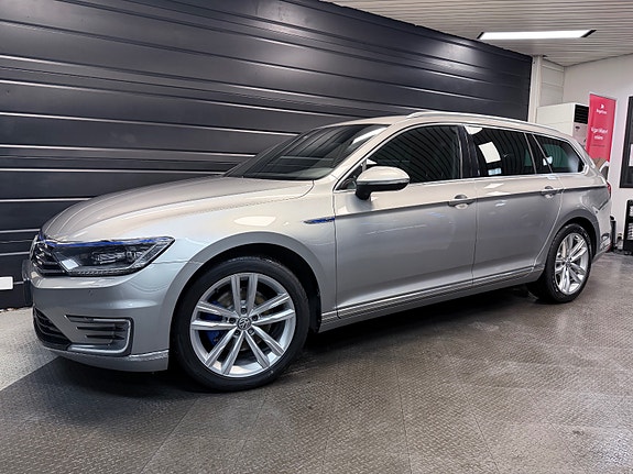Volkswagen Passat 2 of 29