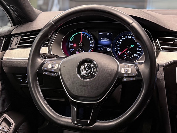 Volkswagen Passat 21 of 29