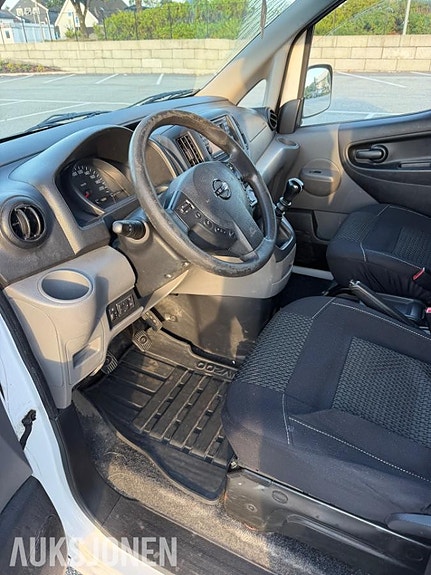 Nissan NV200 6 of 10