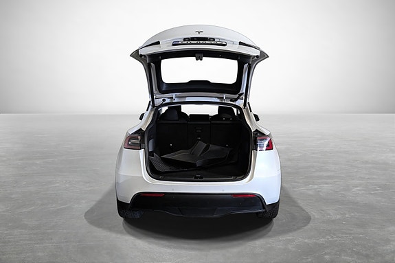 Tesla Model Y 8 of 26