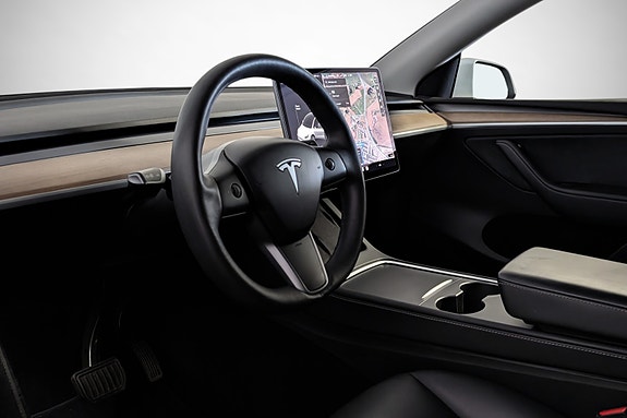Tesla Model Y 12 of 26