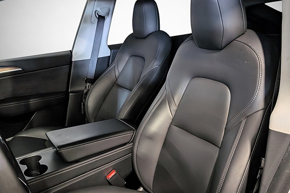 Tesla Model Y 10 of 26