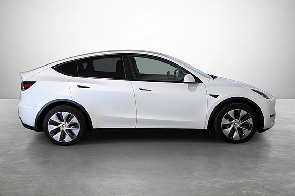 Tesla Model Y 5 of 26