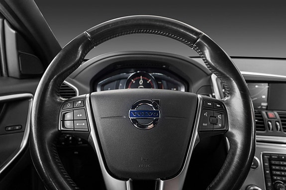 Volvo XC60 10 of 23