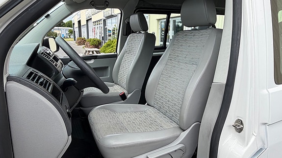 Volkswagen Caravelle 9 of 28