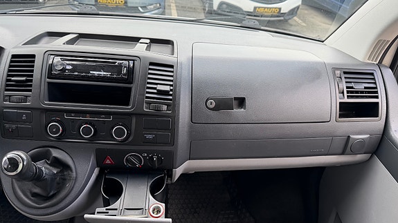 Volkswagen Caravelle 18 of 28