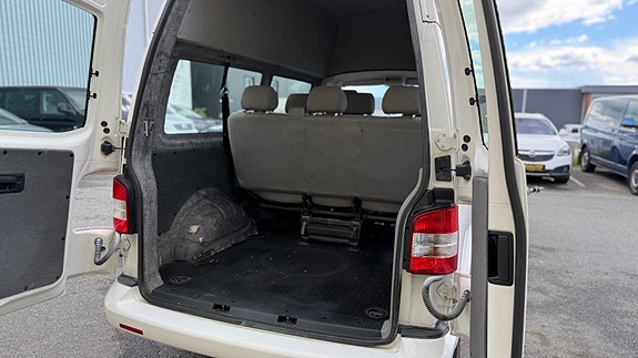 Volkswagen Caravelle 13 of 28