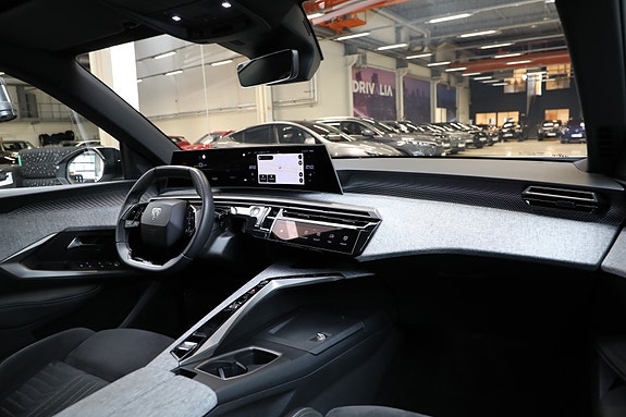 Peugeot e-5008 12 of 30