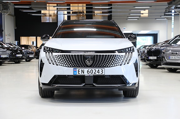 Peugeot e-5008 3 of 30