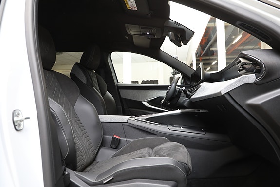 Peugeot e-5008 21 of 30