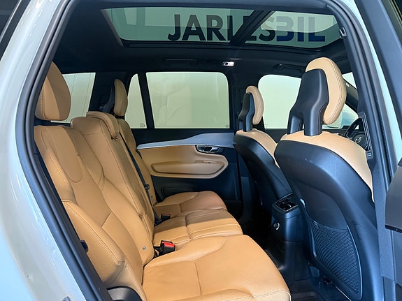 Volvo XC90 8 of 26