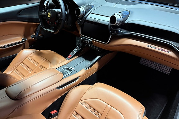 Ferrari GTC4Lusso 10 of 30