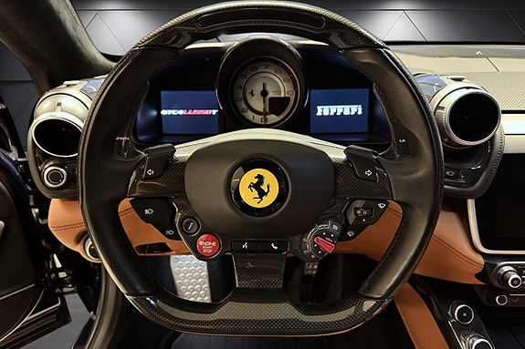 Ferrari GTC4Lusso 19 of 30