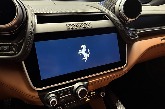 Ferrari GTC4Lusso 24 of 30