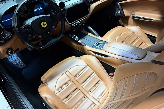 Ferrari GTC4Lusso 12 of 30
