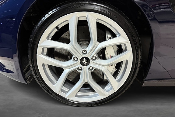Ferrari GTC4Lusso 7 of 30