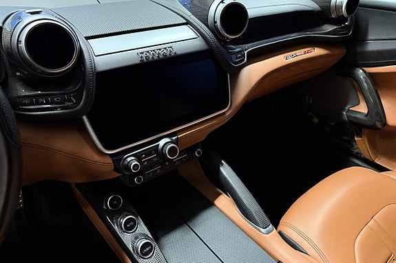 Ferrari GTC4Lusso 22 of 30