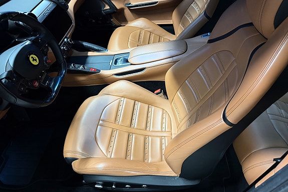 Ferrari GTC4Lusso 13 of 30