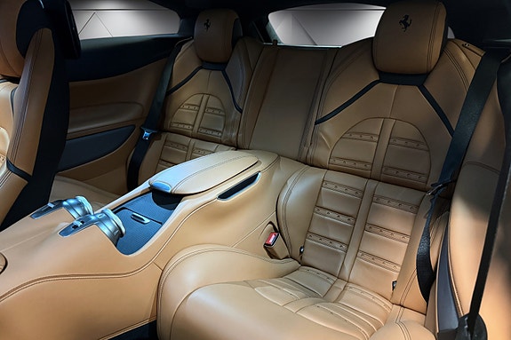 Ferrari GTC4Lusso 18 of 30