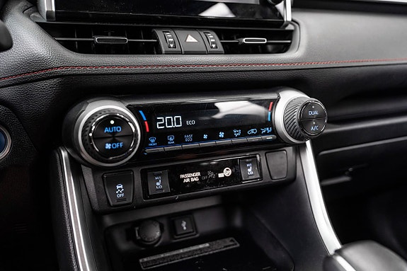 Toyota RAV4 Plug-in Hybrid 16 of 23