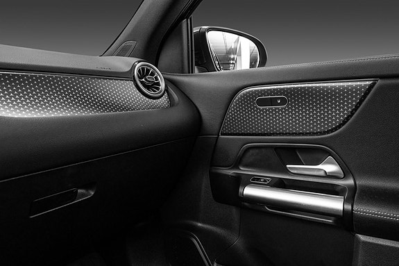 Mercedes-Benz EQA250 17 of 23