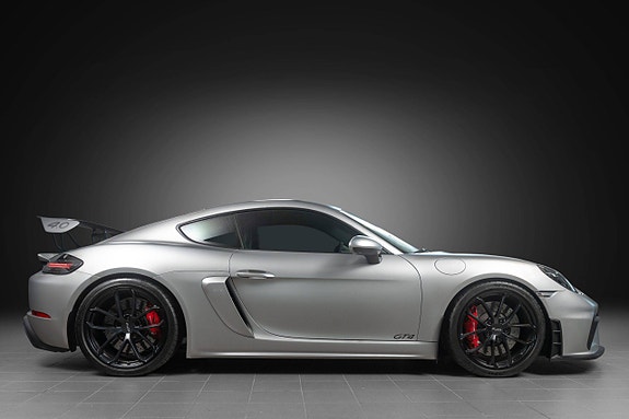 Porsche 718 Cayman GT4 17 of 30