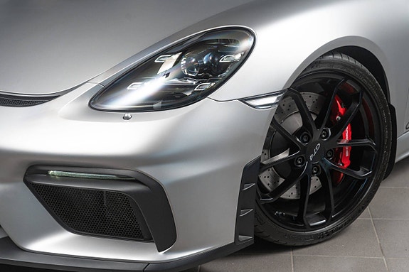 Porsche 718 Cayman GT4 30 of 30