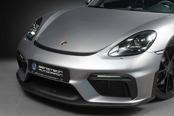 Porsche 718 Cayman GT4 28 of 30